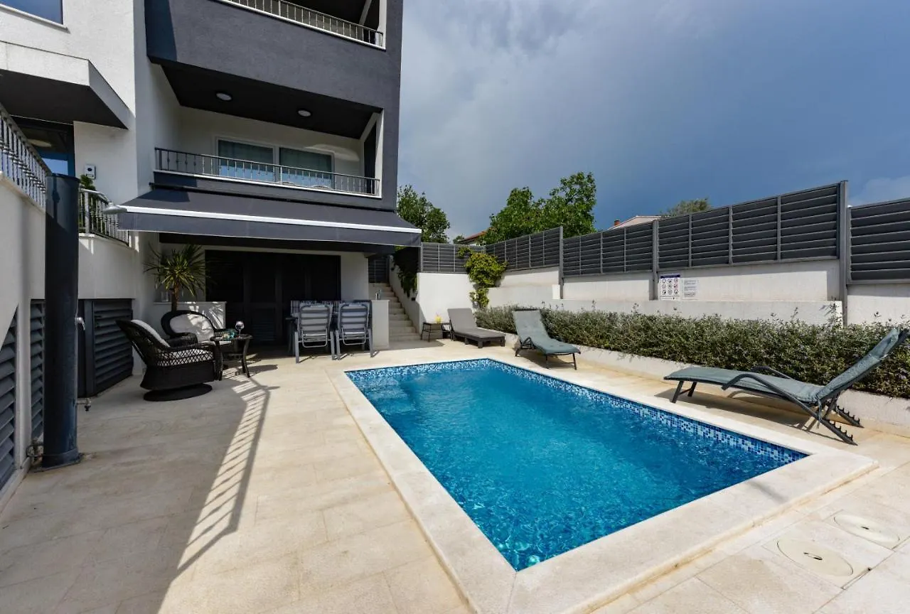 Villa Azzuro With Jacuzzi And Pool 圣菲利普雅科夫