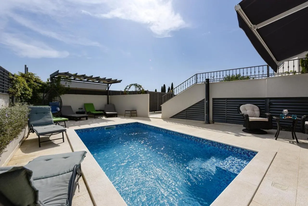 Villa Azzuro With Jacuzzi And Pool 圣菲利普雅科夫